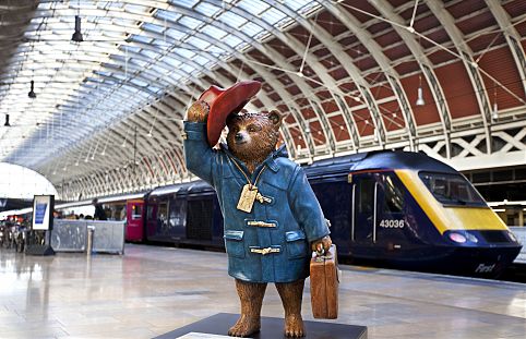 Estátua do ursinho Paddington em estção de metrô em Londres