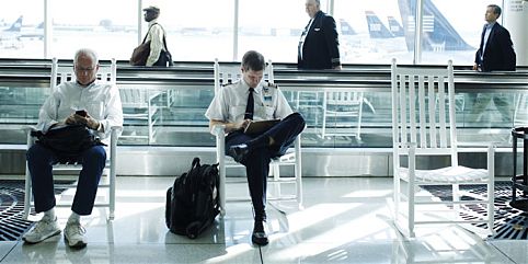 Tobogãs, lojas de luxo, hospitais e até baladas são meios usados pelos aeroportos para melhorar a experiência nos saguões 