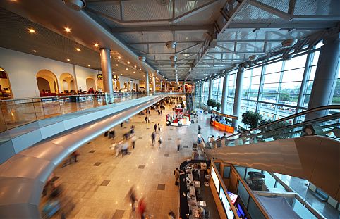 Tobogãs, lojas de luxo, hospitais e até baladas são meios usados pelos aeroportos para melhorar a experiência nos saguões 