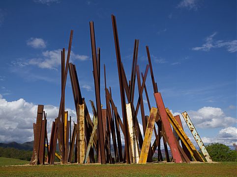 Fuja dos pontos turísticos mais batidos e leve seus amigos estrangeiros para lugares inusitados como as cachoeiras do Horto, no Rio de Janeiro, ou uma