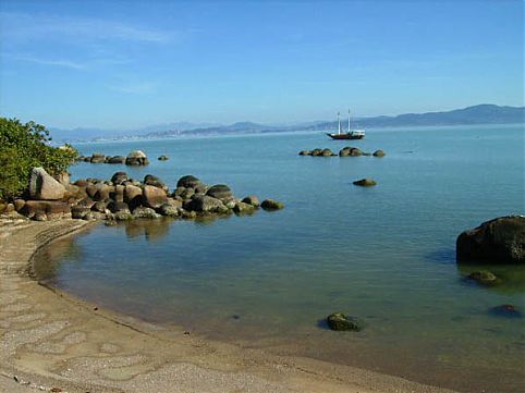 Fuja dos pontos turísticos mais batidos e leve seus amigos estrangeiros para lugares inusitados como as cachoeiras do Horto, no Rio de Janeiro, ou uma