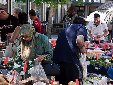 Faça um passeio pelos bairros que conservam os traços culturais imigrantes, em cidades como Estocolmo, Paris e Los Angeles 