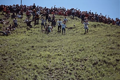 Corrida de Queijo em Coopers Hill, Somerset, oeste da Inglaterra