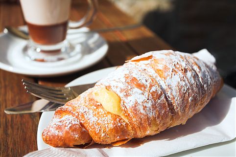 Café com croissant, imperdível