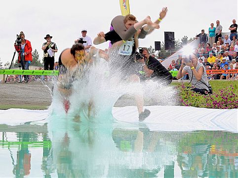 Carregamento de esposa, torneio de caretas e campeonato de air guitar. Conheça as disputas mais pitorescas do planeta