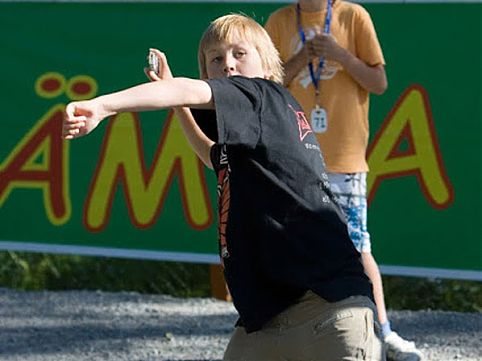 Carregamento de esposa, torneio de caretas e campeonato de air guitar. Conheça as disputas mais pitorescas do planeta