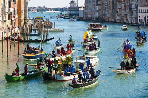 Regata pelos canais no carnaval em Veneza, Itália