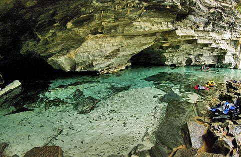 Desça e surpreenda-se com formações raras, águas cristalinas e até cristais nas cavernas mais lindas do mundo