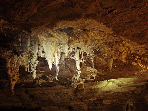 Desça e surpreenda-se com formações raras, águas cristalinas e até cristais nas cavernas mais lindas do mundo