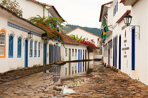 Fontes e passeios de barco são as atrações de cidades marcadas pela presença do oceano e de rios