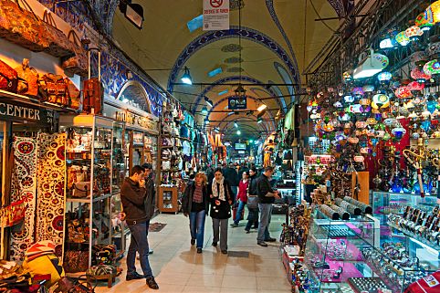 Grand Bazaar, Istambul  Luciano Mortula Shutterstock.jpg