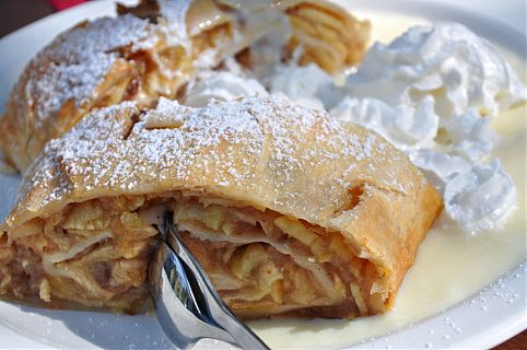 Prato de apflestrudel com creme