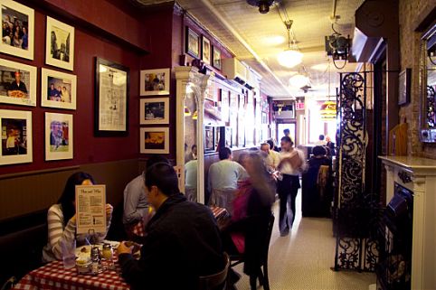 Lombard's Pizza, 32 Spring Street, entre Mott e Mulberry Street, Nova York