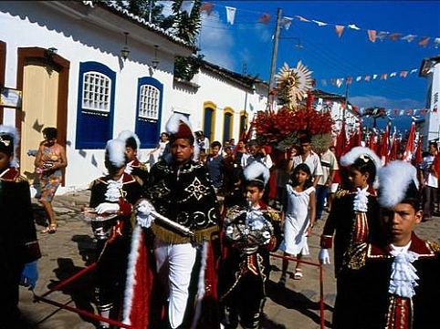 Rio Grande do Sul, Goiás, Rio de Janeiro e Santa Catarina em nossa seleção de estados com vibrantes festas folclóricas 