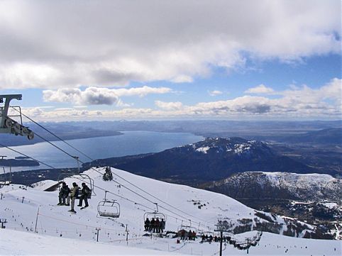 Curta o inverno na alta temporada de neve em Bariloche e veja as melhores atrações para os iniciantes