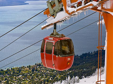 Curta o inverno na alta temporada de neve em Bariloche e veja as melhores atrações para os iniciantes