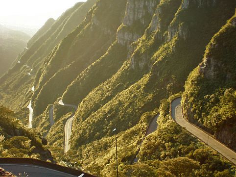 O ponto de chegada é o que menos importa. Dirija devagar e aprecie a paisagem das estradas mais lindas do mundo