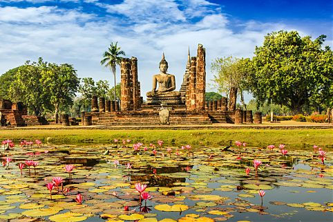  Estátua de Buddha em Wat Mahathat no Sukhothai Historical Park, Tailândia