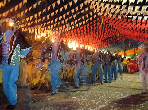 Caia na quadrilha, mostramos as direções das festas juninas mais animadas