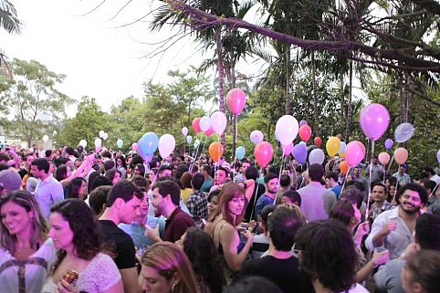 Museus em Nova York, São Paulo e Boston atraem um público diferente ao unir arte, DJs e música ao vivo