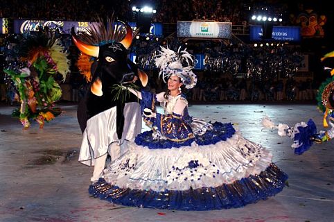 Caprichoso e Garantido comemoram 100 anos no Bumbódromo reformado em Parintins, em meio a muita música e dança