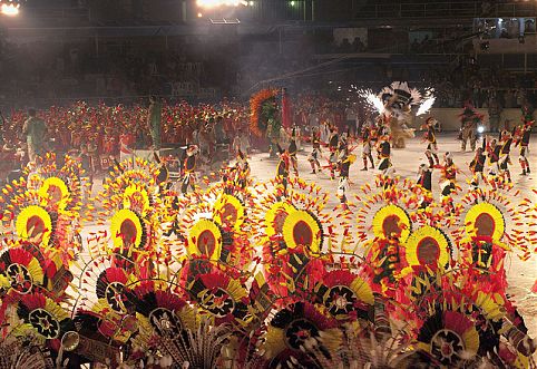 Caprichoso e Garantido comemoram 100 anos no Bumbódromo reformado em Parintins, em meio a muita música e dança