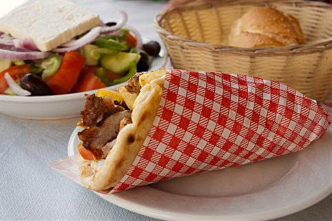 Sanduiche de churrasco grego com pão pita  