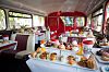 BB tours afternoon tea em um ônibus