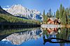 Do Emerald Lake, no Canadá, ao Huanglong, na China, contemple nossa seleção por essas belas porções de água cercadas de terra ao redor do planeta 