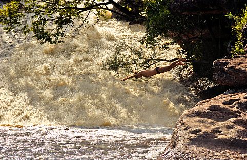 Mergulha em rio da Chapada Diamantina