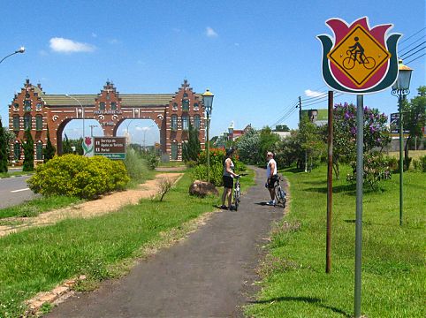 A poucas horas de São Paulo, Holambra é o pedacinho holandês do Brasil e promove anualmente a maior exposição de flores e plantas da América Latina