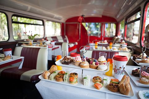 BB tours afternoon tea em um ônibus