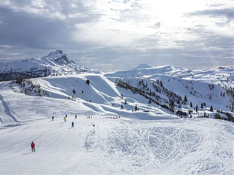 Esqui nas montanhas Dolomitas, Alpes, Itália