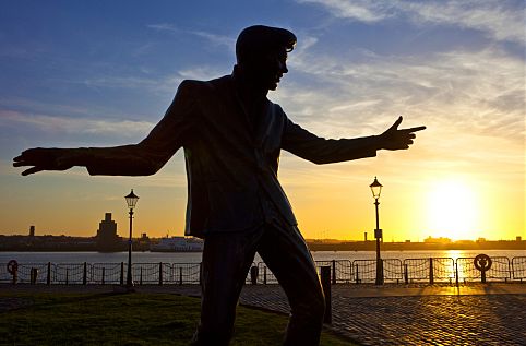 Silhueta da estatua de Billy Fury em Albert Dock, Liverpool