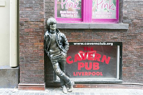 Estátua de John Lennon na Mathew Street, rua onde fica o Cavern Club