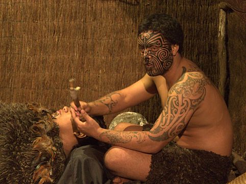 Conheça os estilos típicos de tatuagem de países como a Nova Zelândia