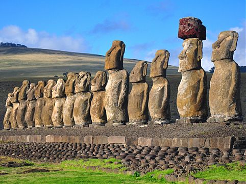 Olhe para o alto e se surpreenda com o tamanho de monumentos como as Super Árvores de Cingapura, e os Moais, na Ilha de Páscoa