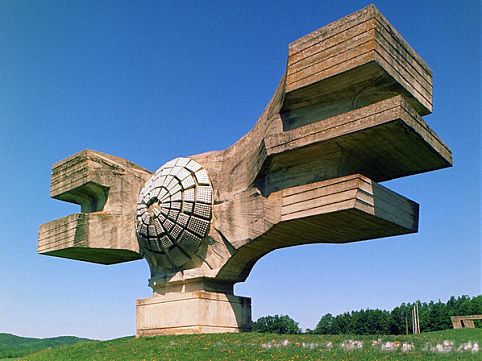 Olhe para o alto e se surpreenda com o tamanho de monumentos como as Super Árvores de Cingapura, e os Moais, na Ilha de Páscoa