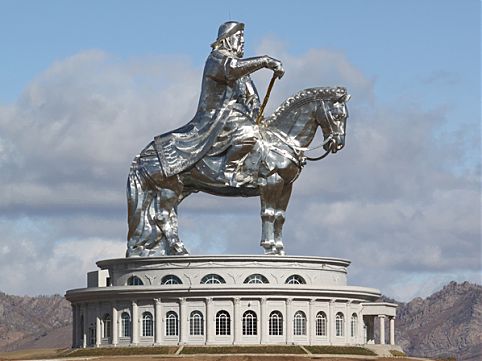 Olhe para o alto e se surpreenda com o tamanho de monumentos como as Super Árvores de Cingapura, e os Moais, na Ilha de Páscoa