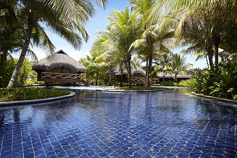 Piscina em frente ao bangalô super luxo