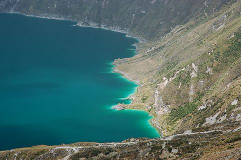 Do Emerald Lake, no Canadá, ao Huanglong, na China, contemple nossa seleção por essas belas porções de água cercadas de terra ao redor do planeta 