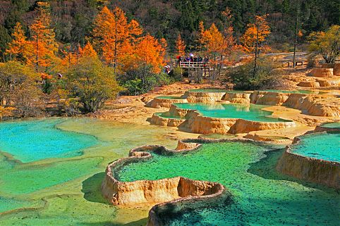 Do Emerald Lake, no Canadá, ao Huanglong, na China, contemple nossa seleção por essas belas porções de água cercadas de terra ao redor do planeta 