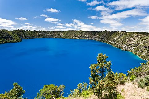 Do Emerald Lake, no Canadá, ao Huanglong, na China, contemple nossa seleção por essas belas porções de água cercadas de terra ao redor do planeta 