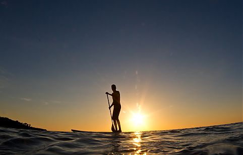 Saiba onde praticar o paddle surf, a modalidade sobre pranchas que chegou para ficar