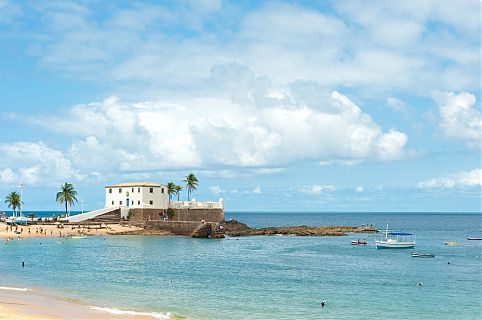 Saiba onde praticar o paddle surf, a modalidade sobre pranchas que chegou para ficar