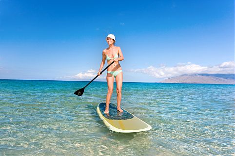 Saiba onde praticar o paddle surf, a modalidade sobre pranchas que chegou para ficar