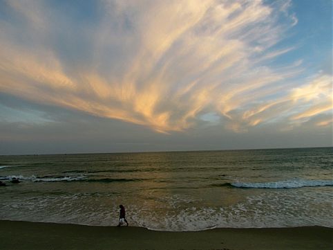 Saiba onde praticar o paddle surf, a modalidade sobre pranchas que chegou para ficar