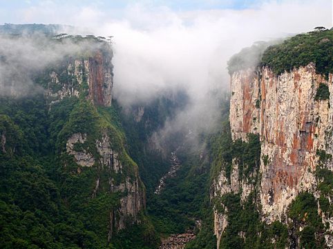 Chapada dos Guimarães, Abrolhos e Serra da Capivara. Natureza e aventura nos parques nacionais do Brasil