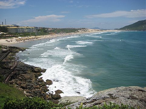 Conheça as praias brasileiras preferidas pelos surfistas 