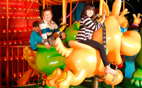 Kids enjoy the rides at O Mundo da Xuxa